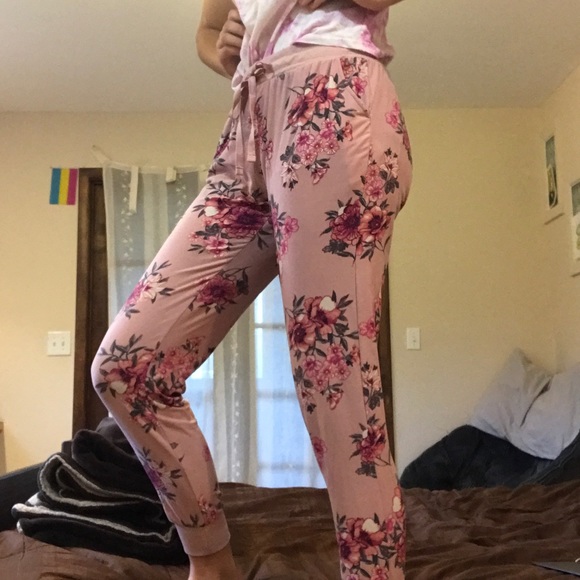 Super soft Joggers - Picture 2 of 4